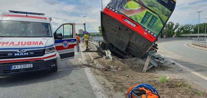 Warszawa: autobus miejski spadł z wiaduktu, co najmniej 20 rannych, jedna ofiara śmiertelna
