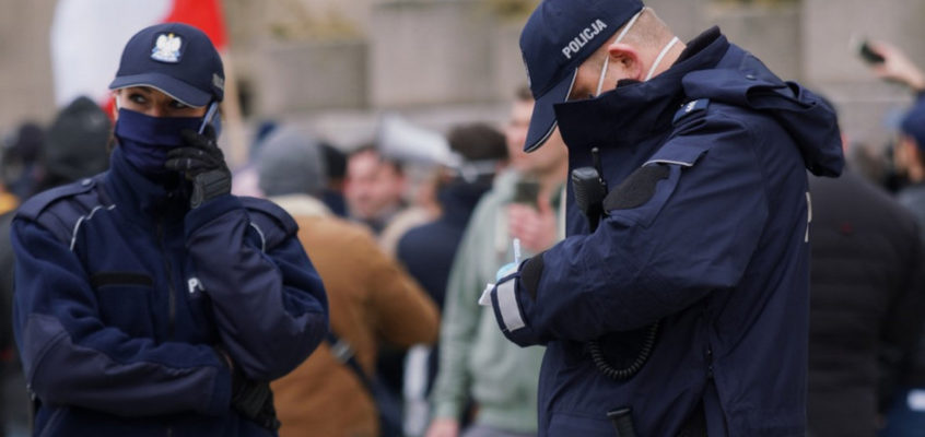 Policja: ok. 55 tys. osób pouczonych za brak maseczki, 14 tys. ukaranych mandatami