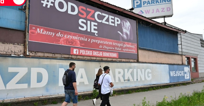 Coraz więcej banerów „Odszczep się” w polskich miastach. Co na to rząd i MZ?