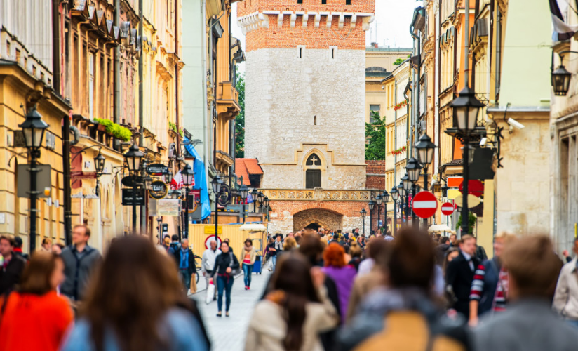 W tym tygodniu nowe obostrzenia w Polsce. Co się zmieni? LISTA Więcej ludzi w kinach i restauracjach. Ruszą też dyskoteki.