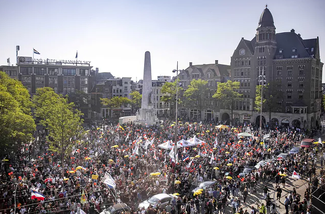 Holendrzy maszerowali ulicami Amsterdamu. Nie chcą obostrzeń.