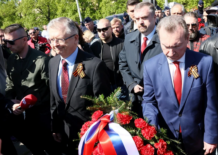 Ambasador Rosji w Polsce chciał złożyć kwiaty na cmentarzu. Protesty i krzyki