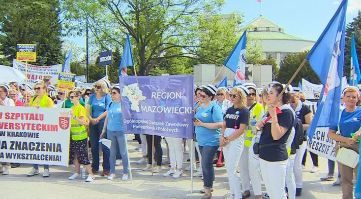 Warszawa: Protest pielęgniarek i położnych. Jadą z całej Polski