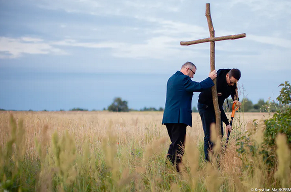 Premier na Wołyniu. „Wbił w ziemię krzyż z dwóch patyków”