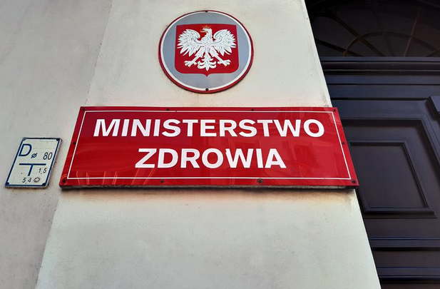 MZ tłumaczy poślizg w dostępie do nowej szczepionki, a szpitale już blokuje wirus